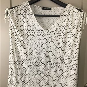 White V-neck Short-sleeved Top